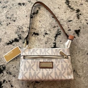 NWT Michael Kors white bag/ purse/ side body / clutch. New with tags